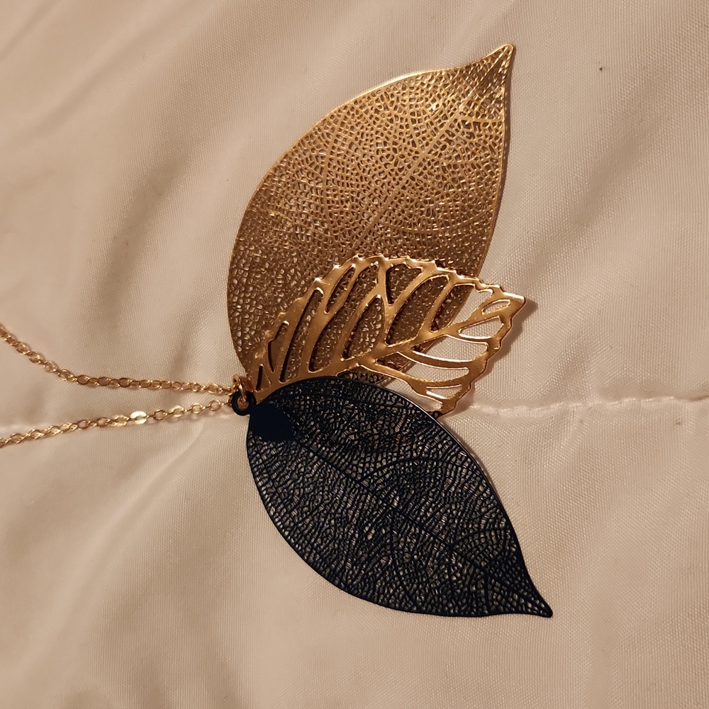 Leaf necklace and earrings set